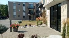 LARGE 1 Bedroom/Bal. Clean Quiet FREE PARKING $1479.   Elec. - Photo 8