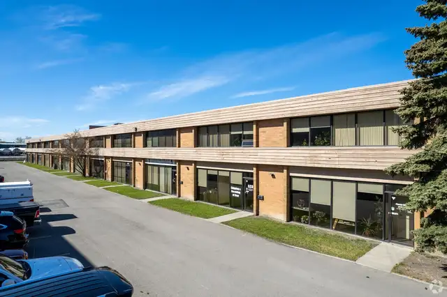 PRICE DROP! COMMERCIAL WAREHOUSE IN A PRIME LOCATION!