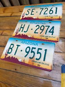 11 Vintage Plastic TV PROPS Licence Plates ! - Photo 2