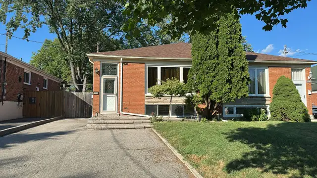 Semi Detached Raised Bungalow in Mississauga (Downstairs Unit)