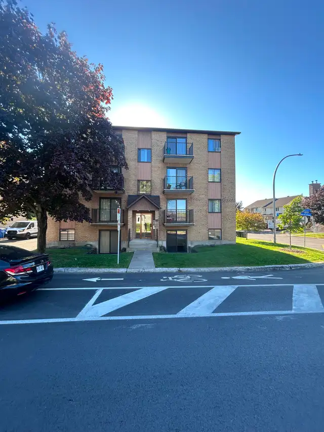 superbe 4 1/2  tout rénové , comme un condo .
