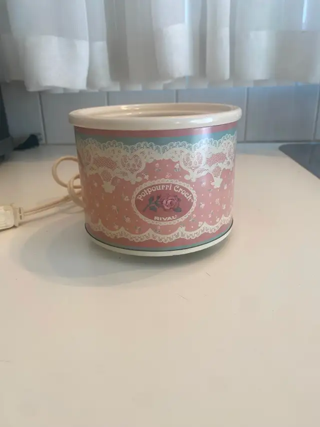 Brûleur huiles essentielles/potpourri haut:4po.diam.5po. 25$