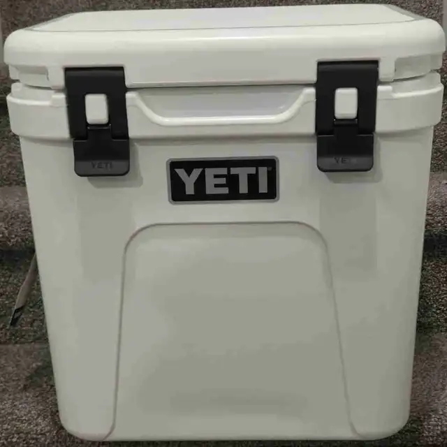 YETI roadie 24 hard cooler 2.0 W/shoulder strap Brand new