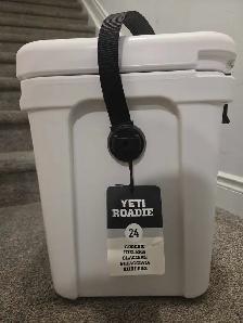 YETI roadie 24 hard cooler 2.0 W/shoulder strap Brand new - Photo 2