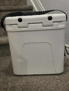 YETI roadie 24 hard cooler 2.0 W/shoulder strap Brand new - Photo 3