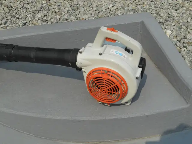 GAS POWERED LEAF BLOWER