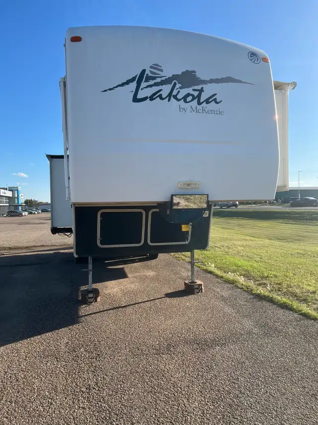 2002 Lakota 29RLT Fifth Wheel