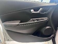 2022 Hyundai KONA PREFERRED | SUN & LEATHER | AWD | 1 OWNER - Photo 10