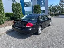 2005 Ford Taurus 4dr Sdn SEL - Photo 4