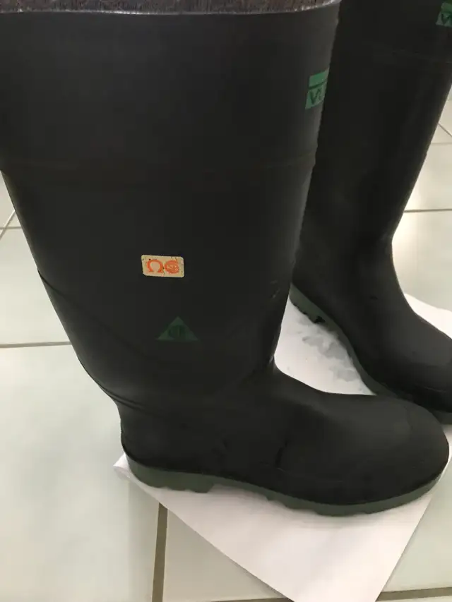 Steel Toed Men's size 10 work rubber boots