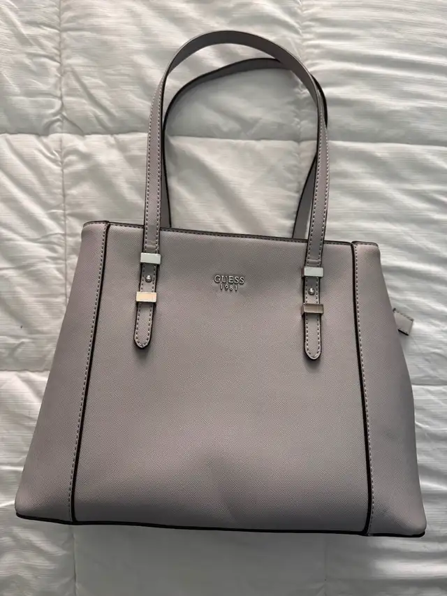 Guess purse, light grey, great condition