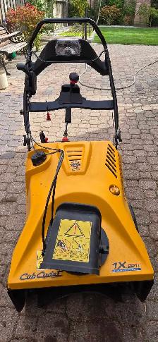Cub Cadet 1X 22 Snow Blower - Photo 6