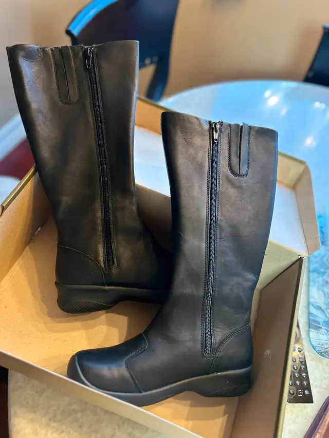 ONE PAIR OF NEW SZ. 7 LADIES KEEN HIGH BOOTSAS PICTURED
