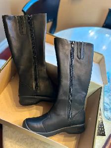 ONE PAIR OF NEW SZ. 7 LADIES KEEN HIGH BOOTSAS PICTURED