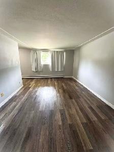 Bright 1-Bed Apartment in a Prime Location – All Inclusive! - Photo 4