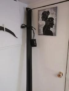 White projector screen with remote - Photo 6