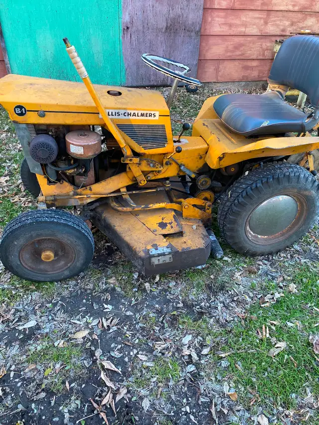 Riding lawn tractor