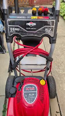 Briggs  & Stratton 2550 psi gas pressure washer with multiple ti
