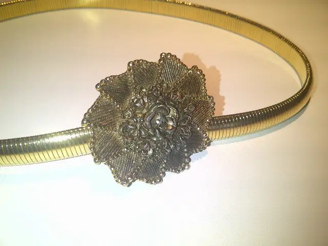 BELLE CEINTURE NEUVE EN LAITON GR 22'à26'GR 4/6 FEM: $5.00