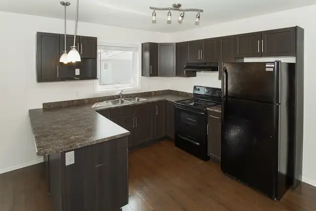 STUNNING 4 Bed 1.5 Bath Townhouse in Lorette!