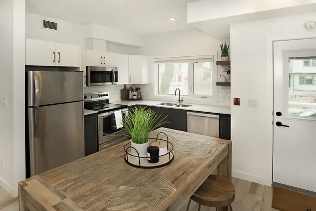 STUNNING 2 bed 1 bath Walk Up Apartment in West Broadway!