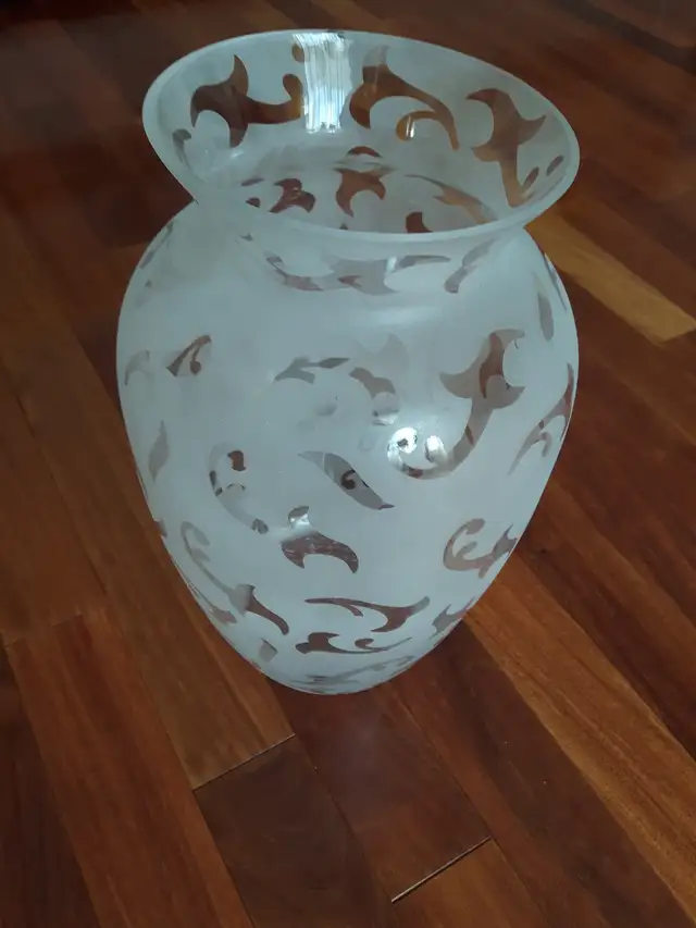 BEAU GRAND VASE NEUF EN VERRE, 1 PIED HAUT À MOTIFS DÉCO: $15.00