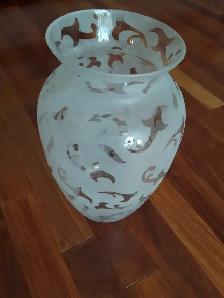 BEAU GRAND VASE NEUF EN VERRE, 1 PIED HAUT À MOTIFS DÉCO: $15.00