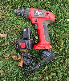 Battery Drills and Flashlight - Photo 4