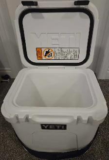 Yeti cooler -yeti roadie 24 hard cooler 2.0 brand new - Photo 4
