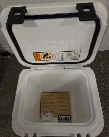 Yeti cooler -yeti roadie 24 hard cooler 2.0 brand new - Photo 5
