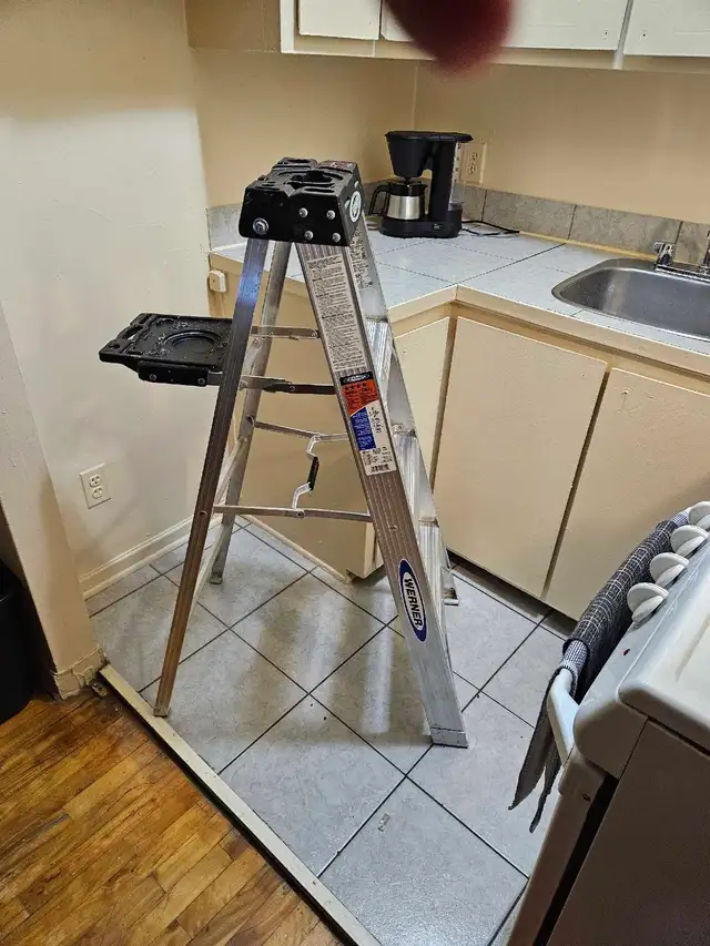 Escabeau professionnel en  3 marches .