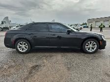 2018 Chrysler 300 - Photo 4
