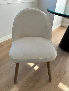 Table and Chairs - Photo 2