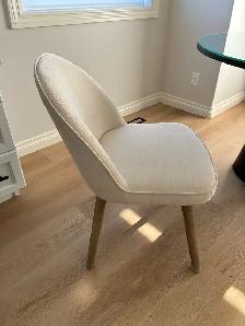 Table and Chairs - Photo 3