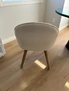 Table and Chairs - Photo 4