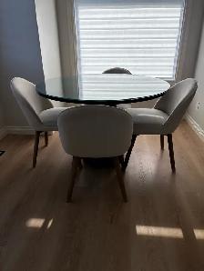 Table and Chairs - Photo 5