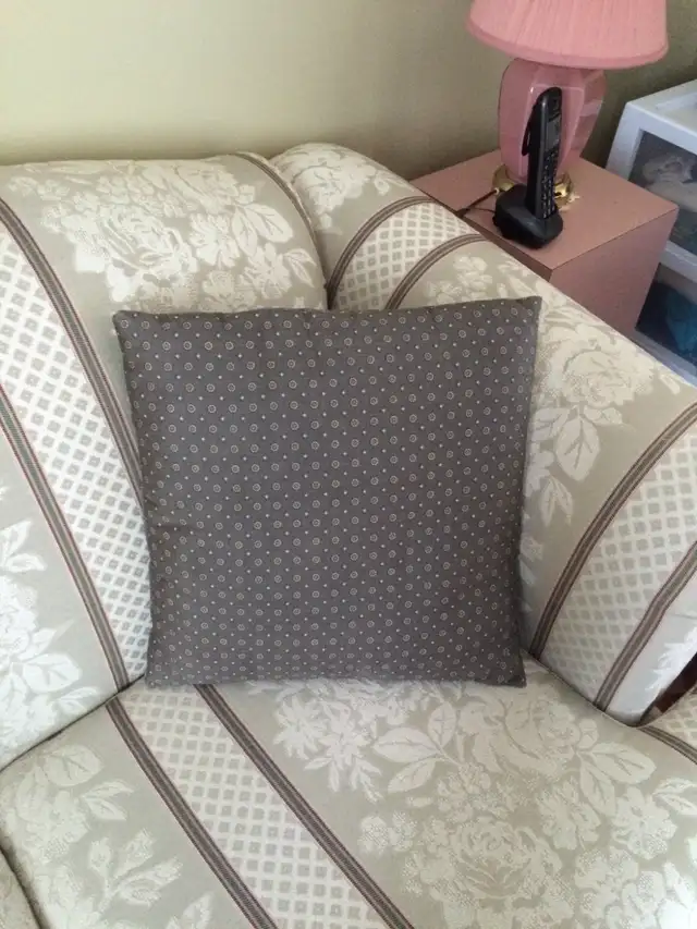 1BEAU COUSSIN NEUF SATIN BRUNàPETITS MOTIFS BEIGE 17'x17' $10.00