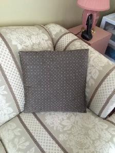 1BEAU COUSSIN NEUF SATIN BRUNàPETITS MOTIFS BEIGE 17'x17' $10.00 - Photo 3