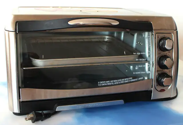HAMILTON BEACH toaster oven in good clean condition.