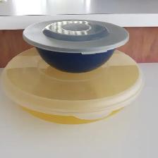2 GRAND PLATNEUF PAKERWARE JAUNE BLANC DE 11'DIAMÈTRE: $5.00CHA
