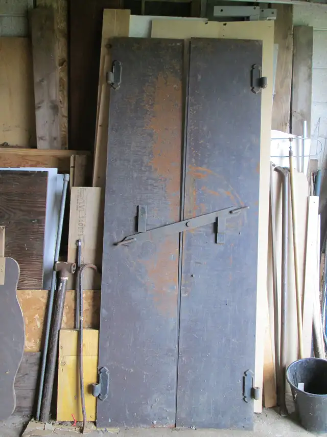 METAL DOORS