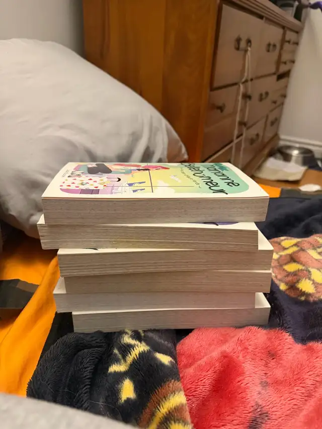 Lot de livres Marianne Bellehumeur et cartes de hockey