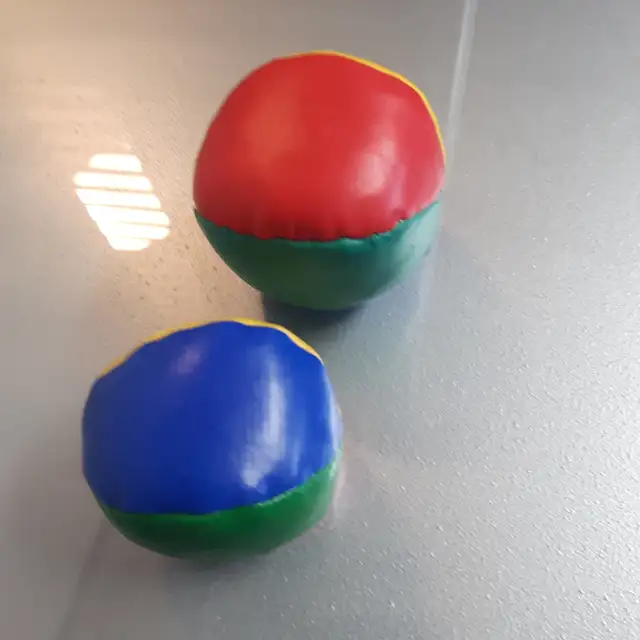 2BALLES DE JONGLAGE EN VINYLE ÉTAT NEUF: $2.50CH OU $5.00  LES 2