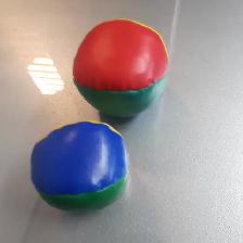 2BALLES DE JONGLAGE EN VINYLE ÉTAT NEUF: $2.50CH OU $5.00  LES 2