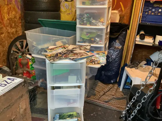 4 gros bacs de blocs Lego