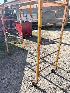 yellow scaffolding - Photo 2