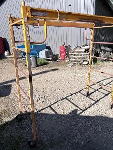 yellow scaffolding - Photo 3