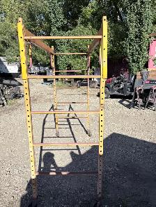 yellow scaffolding - Photo 4