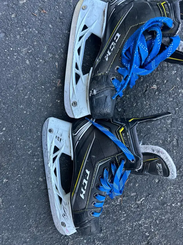 CCM 9070 Hockey Skates