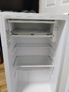 One Danby mini fridge 60 or best offer - Photo 3